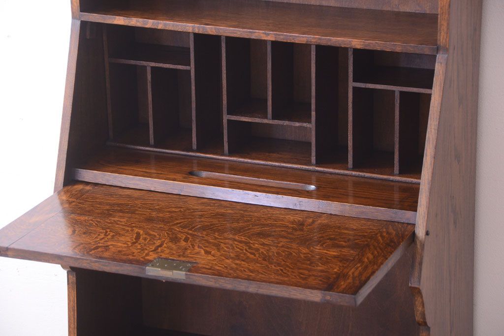 アンティーク家具 イギリスアンティーク 彫刻が美しいオーク材のライティングビューロー