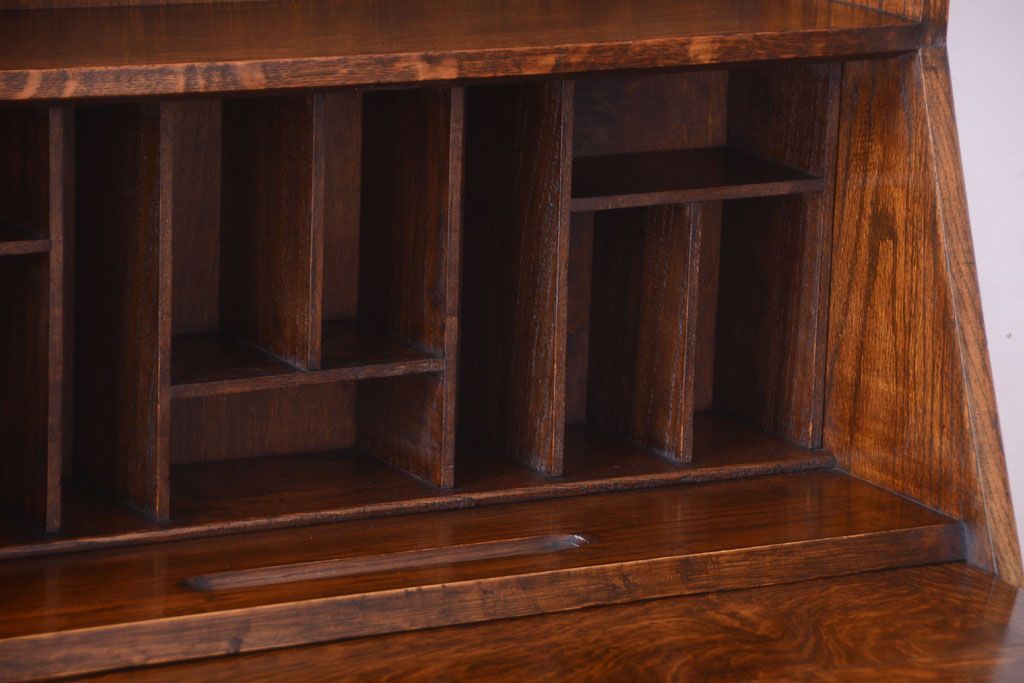 アンティーク家具 イギリスアンティーク 彫刻が美しいオーク材のライティングビューロー