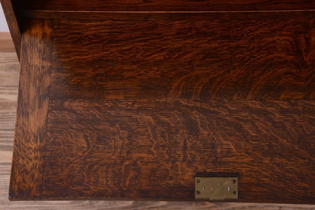 アンティーク家具 イギリスアンティーク 彫刻が美しいオーク材のライティングビューロー