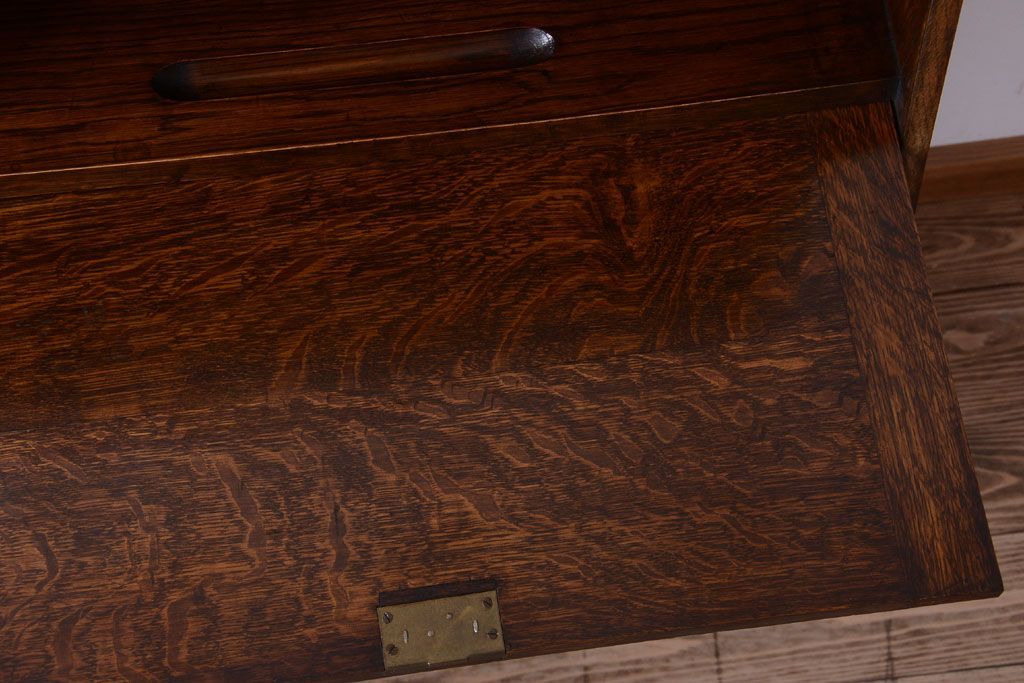 アンティーク家具 イギリスアンティーク 彫刻が美しいオーク材のライティングビューロー