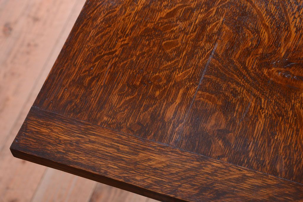 アンティーク家具 イギリスアンティーク 彫刻が美しいオーク材のライティングビューロー