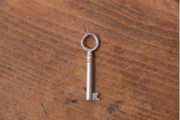 アンティーク家具 イギリスアンティーク 彫刻が美しいオーク材のライティングビューロー