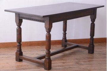 ヴィンテージ家具　イギリスビンテージ　オーク材製!重厚なダイニングテーブル