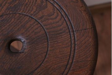 レトロ家具　アンティーク　古い木のレトロな丸スツール