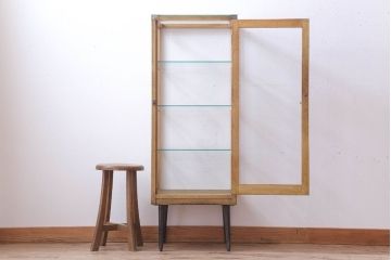 レトロ家具　昭和レトロ　脚付き!小ぶりな縦型ガラスケース(2)