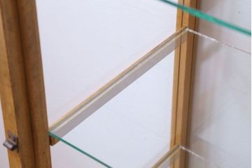 レトロ家具　昭和レトロ　脚付き!小ぶりな縦型ガラスケース(2)