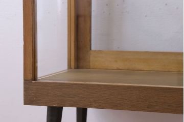 レトロ家具　昭和レトロ　脚付き!小ぶりな縦型ガラスケース(2)