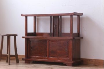 アンティーク家具　和製アンティーク　透かし彫り入り!三方欅材の茶棚(飾り棚)