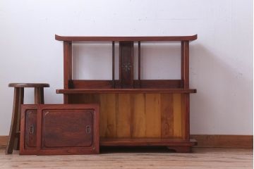 アンティーク家具　和製アンティーク　透かし彫り入り!三方欅材の茶棚(飾り棚)