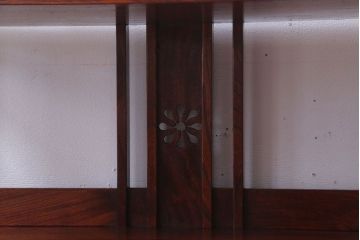 アンティーク家具　和製アンティーク　透かし彫り入り!三方欅材の茶棚(飾り棚)
