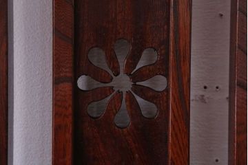 アンティーク家具　和製アンティーク　透かし彫り入り!三方欅材の茶棚(飾り棚)