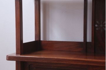 アンティーク家具　和製アンティーク　透かし彫り入り!三方欅材の茶棚(飾り棚)