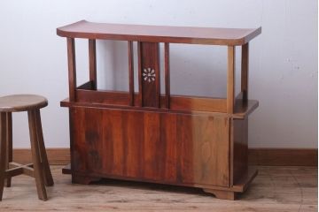 アンティーク家具　和製アンティーク　透かし彫り入り!三方欅材の茶棚(飾り棚)