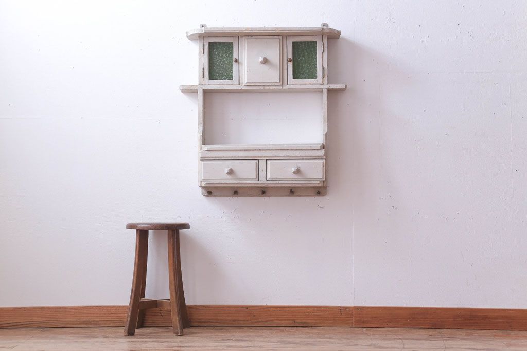 アンティーク家具　海外アンティーク　デザインガラス入り!古いペイント壁掛け戸棚