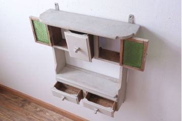 アンティーク家具　海外アンティーク　デザインガラス入り!古いペイント壁掛け戸棚