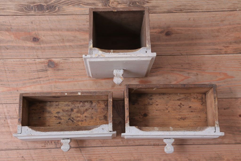 アンティーク家具　海外アンティーク　デザインガラス入り!古いペイント壁掛け戸棚