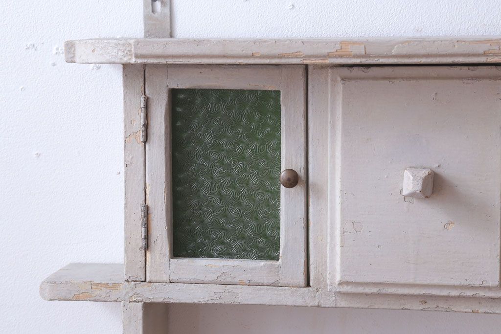 アンティーク家具　海外アンティーク　デザインガラス入り!古いペイント壁掛け戸棚