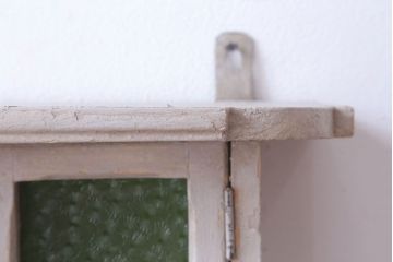 アンティーク家具　海外アンティーク　デザインガラス入り!古いペイント壁掛け戸棚