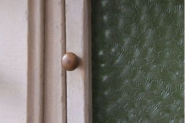 アンティーク家具　海外アンティーク　デザインガラス入り!古いペイント壁掛け戸棚