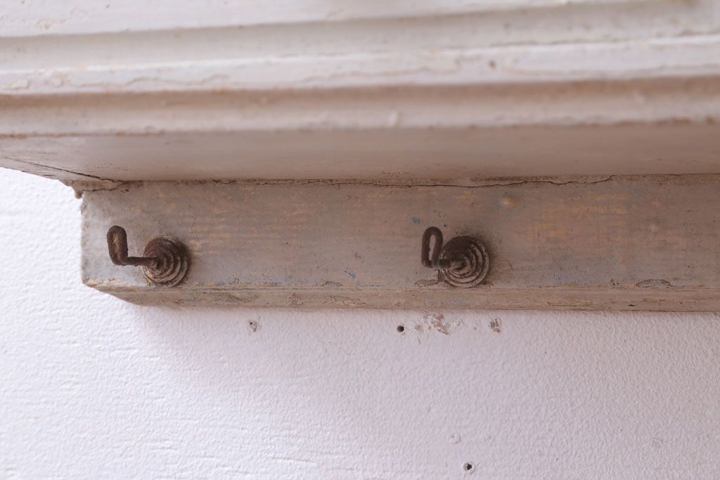 アンティーク家具　海外アンティーク　デザインガラス入り!古いペイント壁掛け戸棚