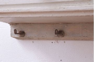 アンティーク家具　海外アンティーク　デザインガラス入り!古いペイント壁掛け戸棚