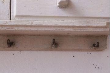 アンティーク家具　海外アンティーク　デザインガラス入り!古いペイント壁掛け戸棚