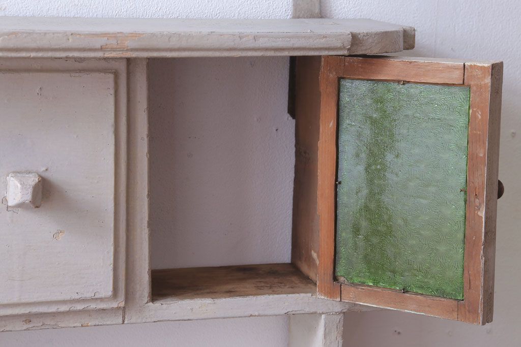 アンティーク家具　海外アンティーク　デザインガラス入り!古いペイント壁掛け戸棚