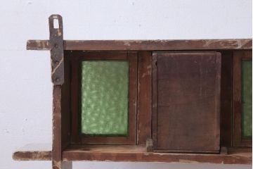 アンティーク家具　海外アンティーク　デザインガラス入り!古いペイント壁掛け戸棚