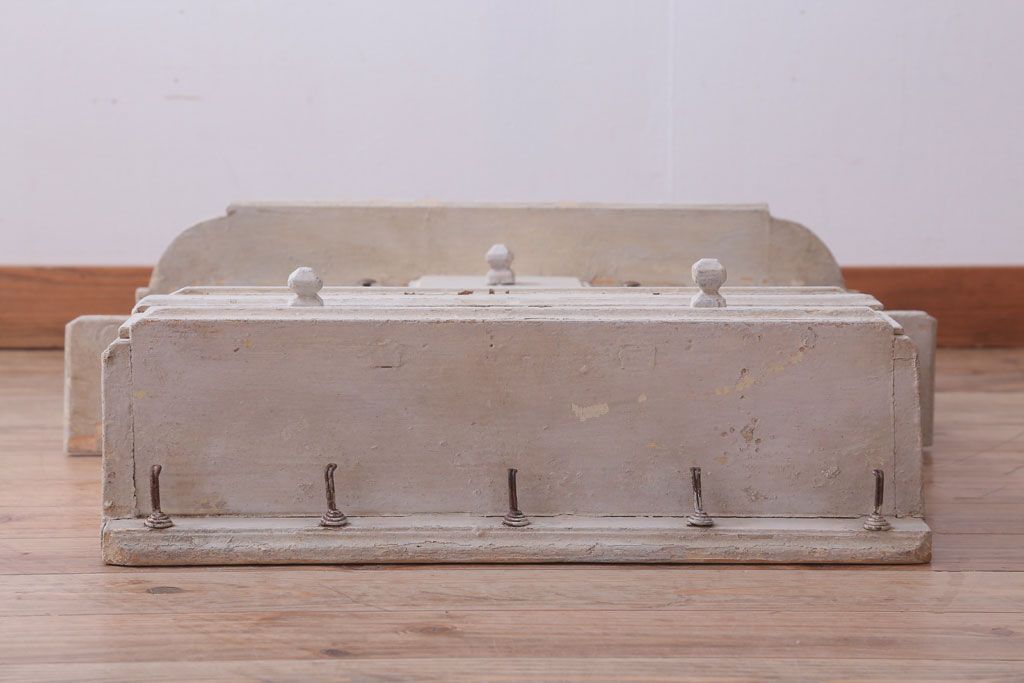 アンティーク家具　海外アンティーク　デザインガラス入り!古いペイント壁掛け戸棚