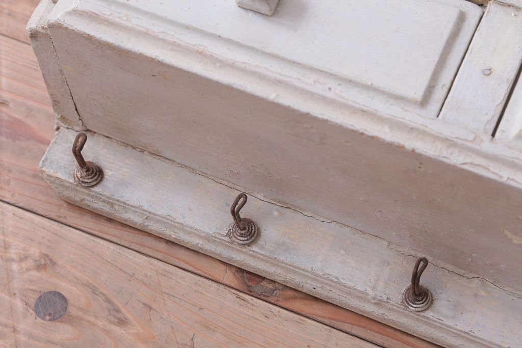 アンティーク家具　海外アンティーク　デザインガラス入り!古いペイント壁掛け戸棚