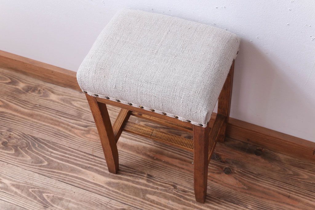 レトロ家具　和製アンティーク　アンティークリネン!クッション座面のシンプルでレトロな角スツール
