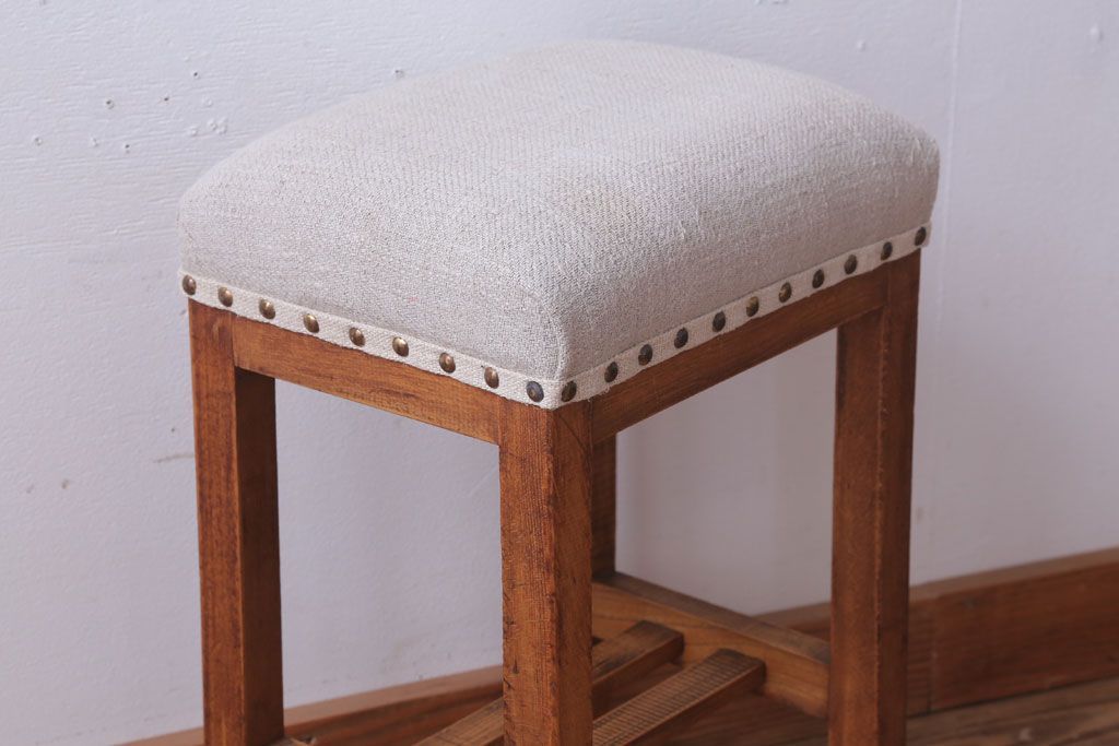 レトロ家具　和製アンティーク　アンティークリネン!クッション座面のシンプルでレトロな角スツール