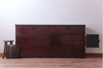 アンティーク家具　古民具・骨董　明治　ガメ戸付き!前面欅材の漆塗り大川箪笥(水屋箪笥)