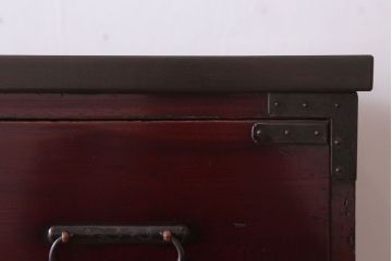 アンティーク家具　古民具・骨董　明治　ガメ戸付き!前面欅材の漆塗り大川箪笥(水屋箪笥)
