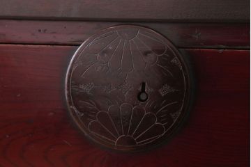 アンティーク家具　古民具・骨董　明治　ガメ戸付き!前面欅材の漆塗り大川箪笥(水屋箪笥)