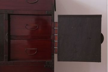 アンティーク家具　古民具・骨董　明治　ガメ戸付き!前面欅材の漆塗り大川箪笥(水屋箪笥)