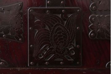 アンティーク家具　古民具・骨董　明治　ガメ戸付き!前面欅材の漆塗り大川箪笥(水屋箪笥)