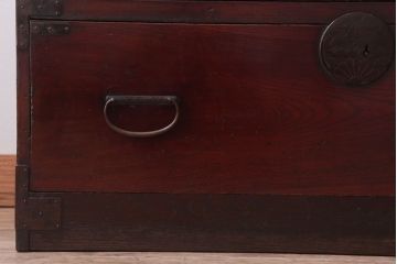 アンティーク家具　古民具・骨董　明治　ガメ戸付き!前面欅材の漆塗り大川箪笥(水屋箪笥)