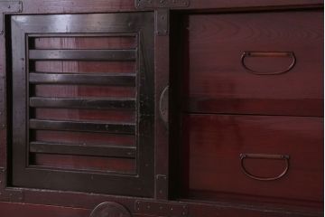 アンティーク家具　古民具・骨董　明治　ガメ戸付き!前面欅材の漆塗り大川箪笥(水屋箪笥)