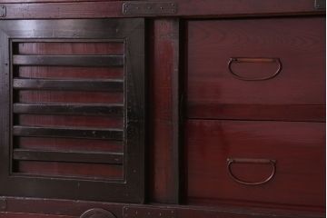 アンティーク家具　古民具・骨董　明治　ガメ戸付き!前面欅材の漆塗り大川箪笥(水屋箪笥)