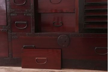 アンティーク家具　古民具・骨董　明治　ガメ戸付き!前面欅材の漆塗り大川箪笥(水屋箪笥)