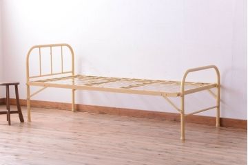アンティーク家具　アンティークペイント　アイアンフレームの折り畳み式ベッド