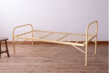 アンティーク家具　アンティークペイント　アイアンフレームの折り畳み式ベッド