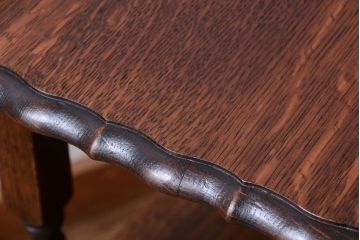 アンティーク家具　イギリスアンティーク　オーク材の優雅なツイストレッグサイドテーブル