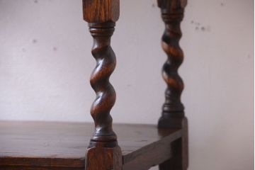 アンティーク家具　イギリスアンティーク　オーク材の優雅なツイストレッグサイドテーブル