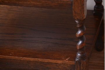 アンティーク家具　イギリスアンティーク　オーク材の優雅なツイストレッグサイドテーブル