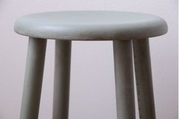 アンティーク家具　アンティークペイント　グレーがかったグリーンの低め丸スツール