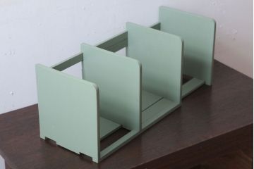 アンティーク雑貨　アンティークペイント　グレーがかったグリーンのスライド本立て