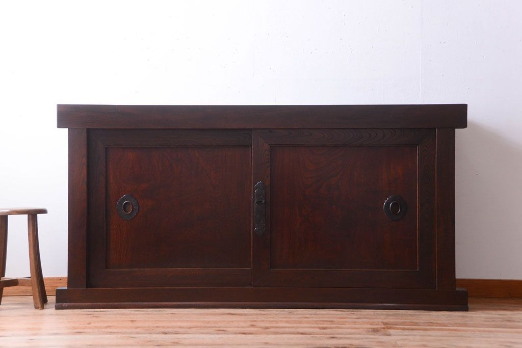 アンティーク家具　古民具・骨董　鏡板玉杢材!前面欅の上手物水屋箪笥サイドボード(水屋箪笥)