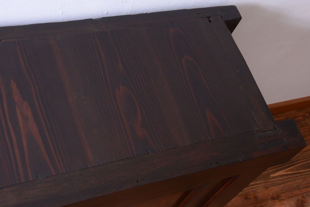 アンティーク家具　古民具・骨董　鏡板玉杢材!前面欅の上手物水屋箪笥サイドボード(水屋箪笥)